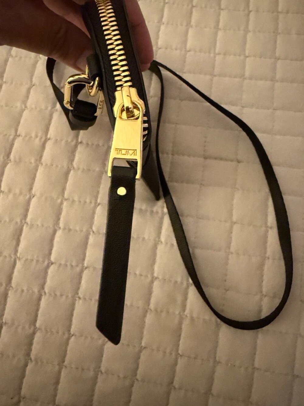 TUMI Vista SLG Lanyard Badge ID Holder Black Gold Never Used - Picture 4 of 5